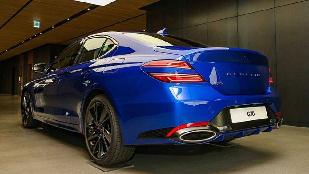 Nếu chọn động cơ 3.3 V6 lớn hơn, giá khởi điểm sẽ từ 42.100 USD (971 triệu đồng) cho bản RWD Tiêu chuẩn