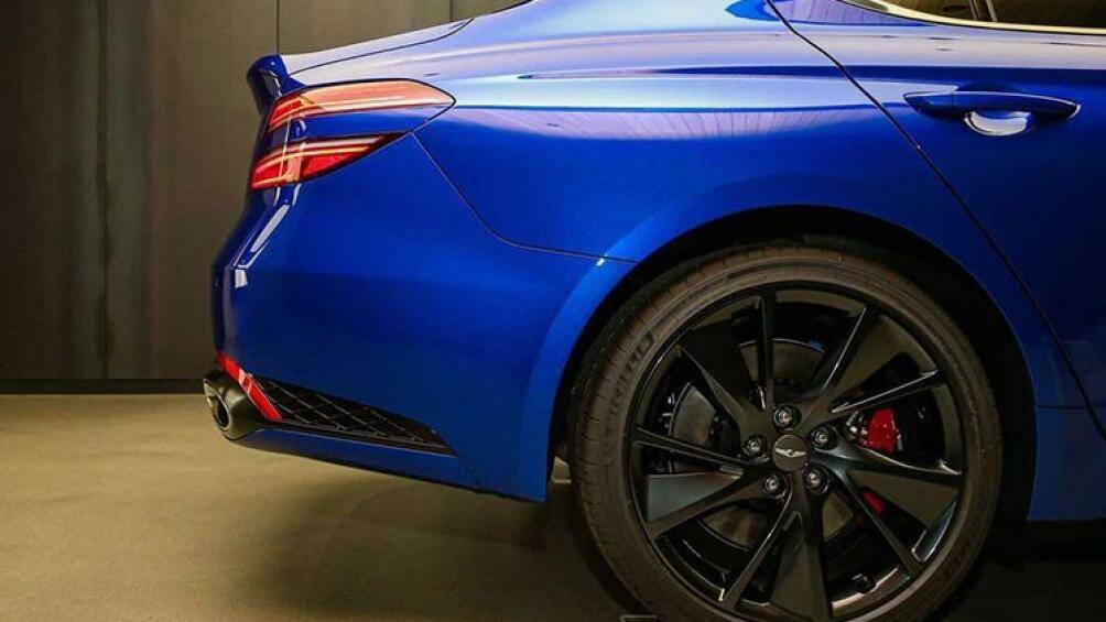 Thiết kế cụm đèn hậu tương tự đèn trước với 2 dải LED song song đến nắp cốp