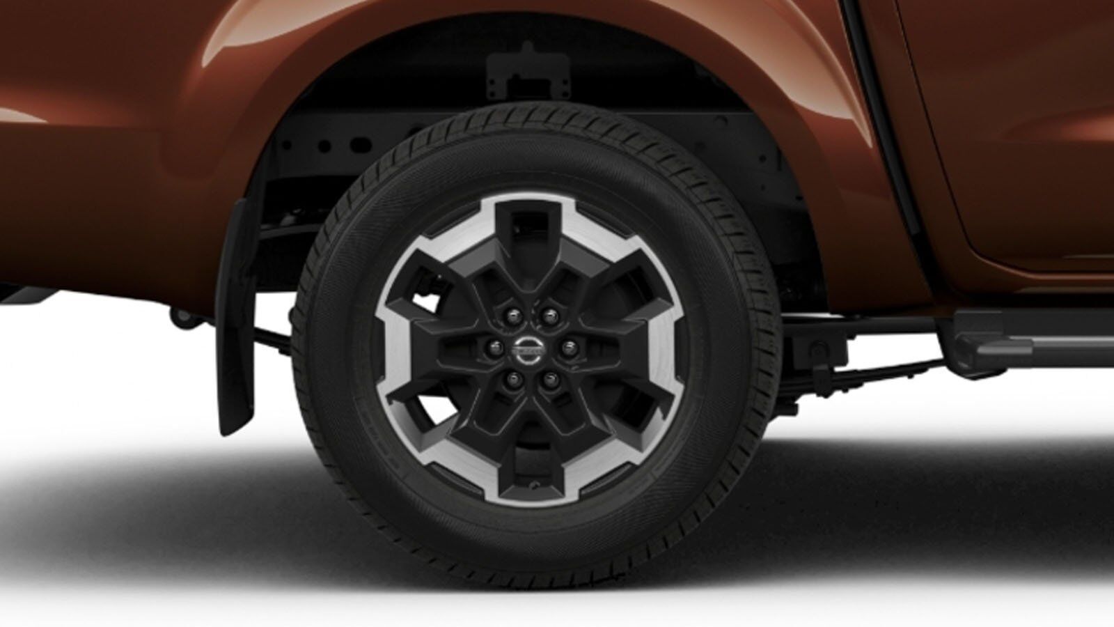 Bản cao cấp nhất Pro4X dùng vành 17 inch, nhỏ hơn bản tầm trung. Tuy nhiên, bản này trông hầm hố hơn nhờ gói độ phục vụ off-road.