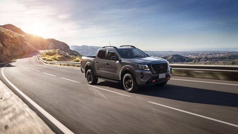 Nissan Navara 2021 có 4 phiên bản gồm: 2WD tiêu chuẩn, 2WD cao cấp, 4WD cao cấp và bản đặc biệt là Pro4X có giá từ 748 - 945 triệu đồng, trở thành mẫu bán tải có giá bán cao nhất trên thị trường