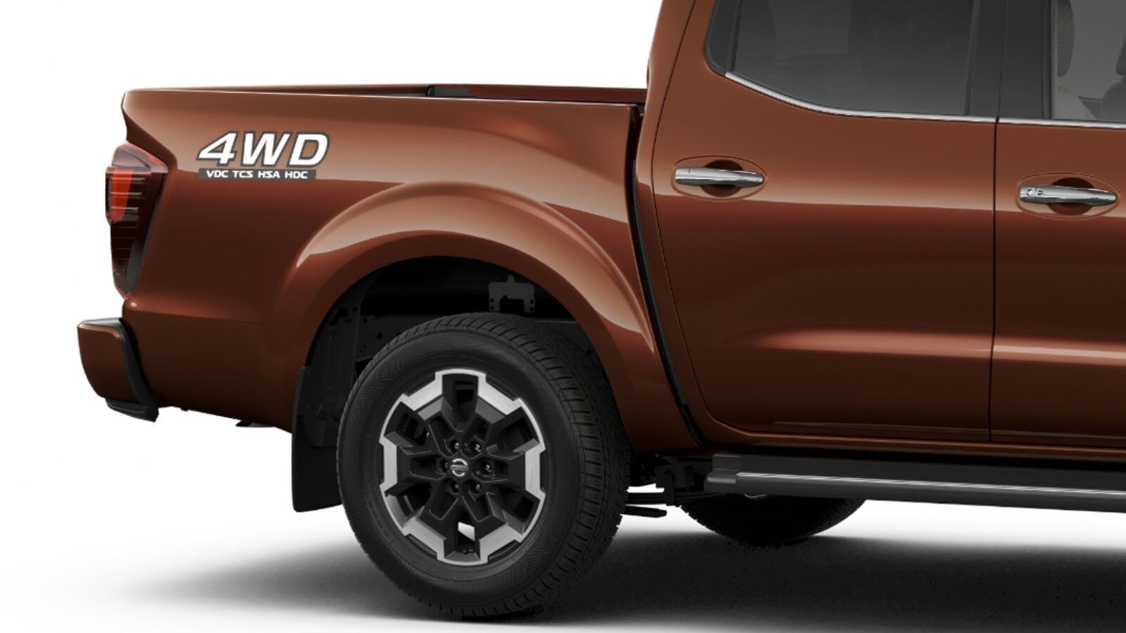 Chiều cao thùng xe cũng được tăng thêm 50mm, kết hợp với thanh giằng tiện dụng, nắp thùng sau trợ lực thanh xoắn giúp vận chuyển, tháo dỡ hàng hóa tiện lợi và nhanh chóng hơn