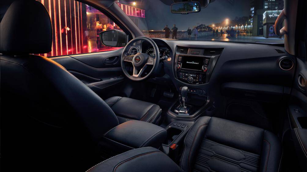 Xe trang bị vô lăng 3 chấu thiết kế mới tích hợp phím điều khiển, cho góc đánh lái nhỏ hơn 12% và vô lăng nhẹ hơn 15% so với phiên bản cũ