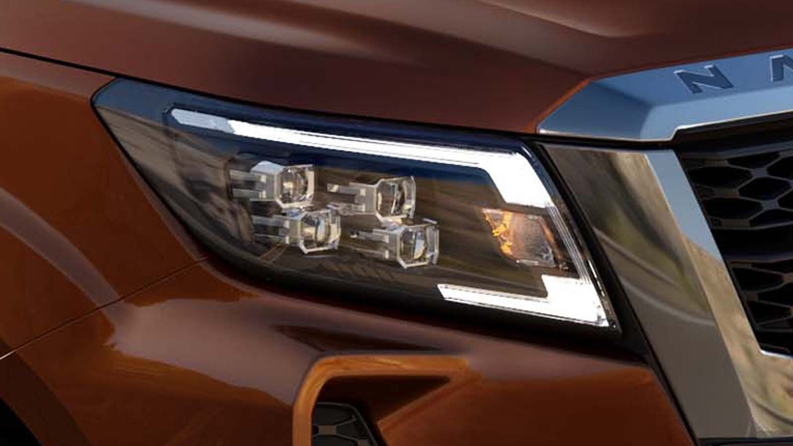 Dải đèn LED chạy ban ngày thiết kế đầy ấn tượng ôm lấy cụm đèn pha, mang lại hiệu ứng vượt trội về cả thị giác lẫn khả năng chiếu sáng