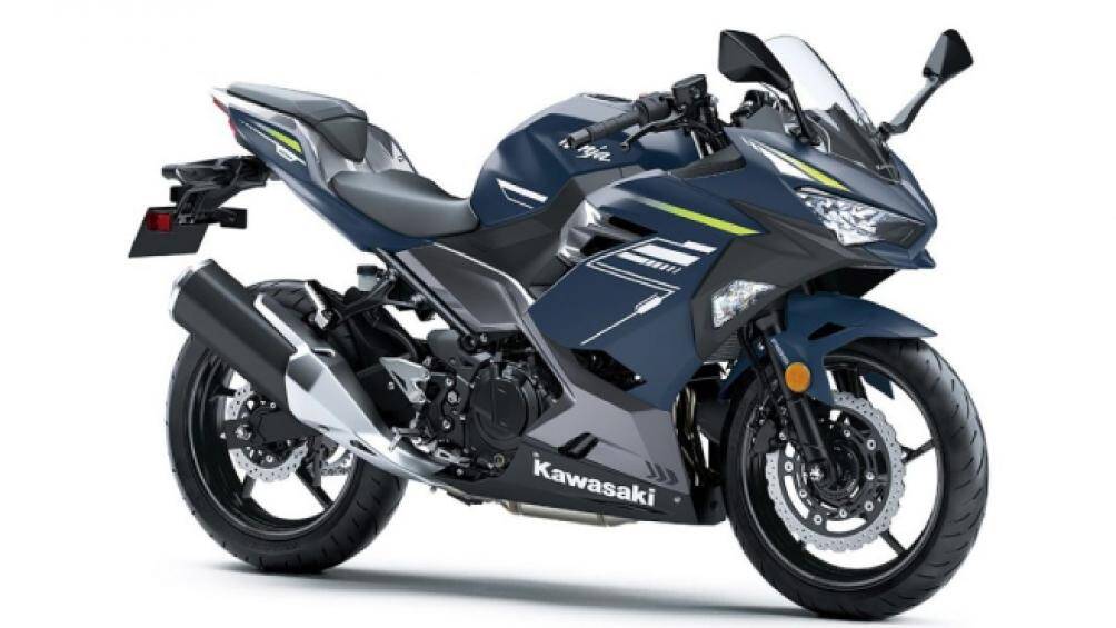 Ở phiên bản 2021, Kawasaki Ninja 400 khoác lên mình 2 bộ màu hoàn toàn mới với màu xanh (Twilight Blue)...