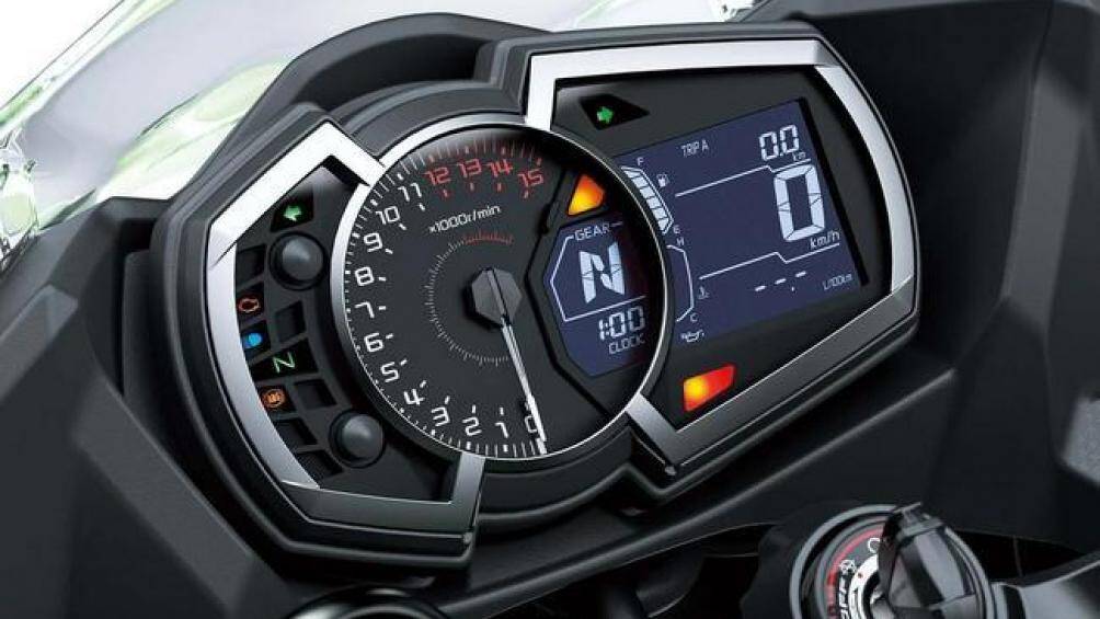 Về trang bị, xe vẫn sử dụng bộ phuộc ống lồng đường kính 41 mm ở trước và monoshock ở phía sau, trang bị phanh an toàn ABS 2 kênh