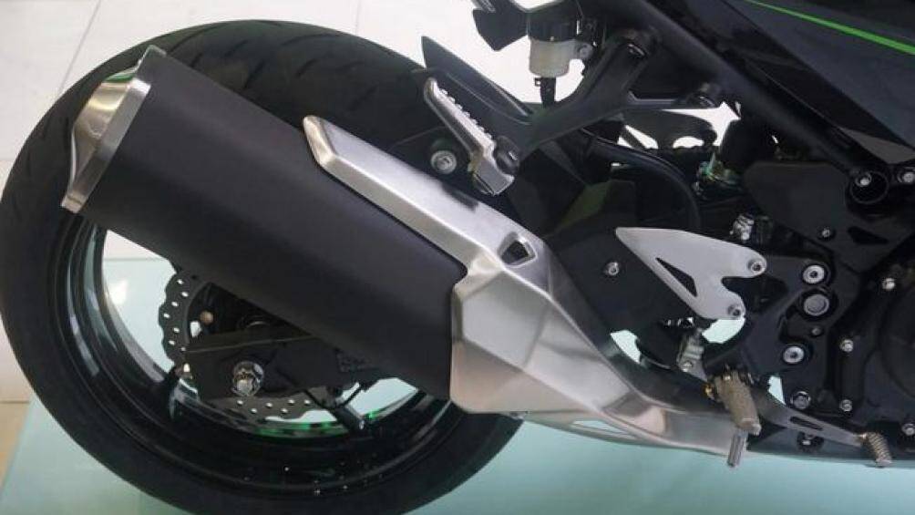 Về sức mạnh, Kawasaki Ninja 400 2021 vẫn sử dụng động cơ 2 xy-lanh 399cc cùng hộp số 6 cấp cho công suất cực đại 44,8 mã lực