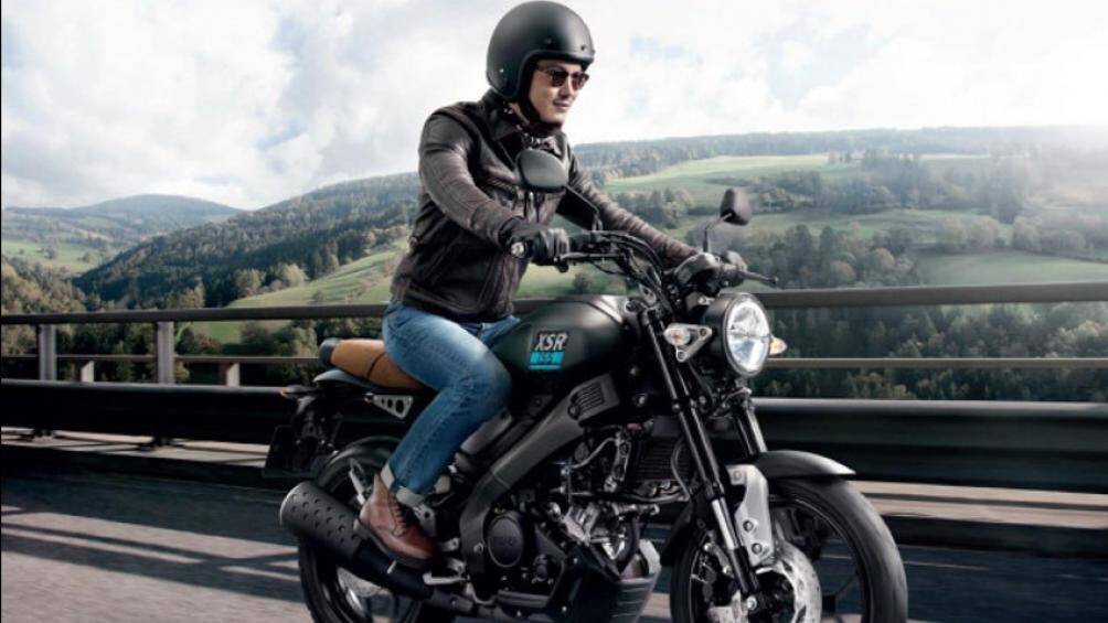 Mang phong cách cổ điển, Yamaha XSR155 2021 vẫn giữ lại những đường nét đặc trưng như đèn pha LED, cụm đồng hồ hiển thị và đèn hậu dạng tròn