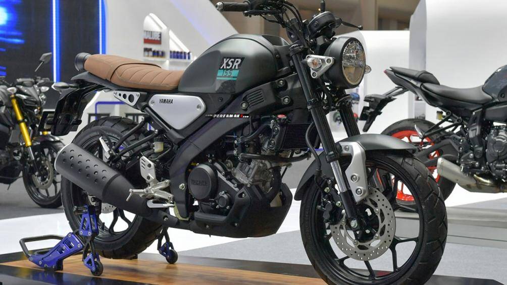 Phiên bản 2021 Yamaha XSR155 có thêm lựa chọn màu xanh lục, kết hợp những họa tiết đồ họa đã được tối giản hơn so với bản cũ