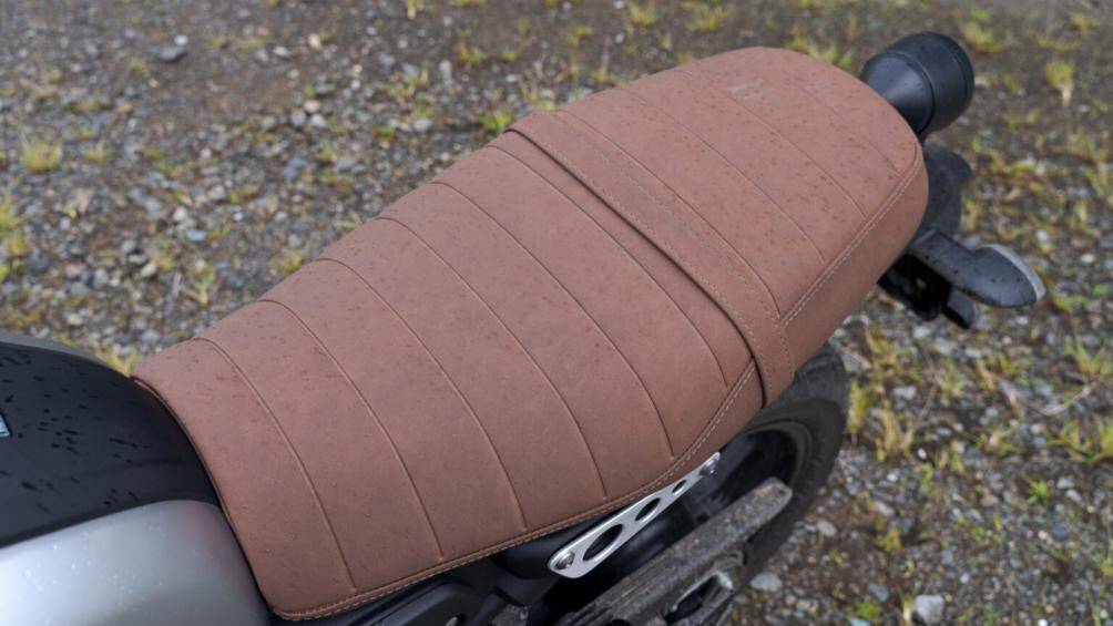 Yên xe được bọc da màu nâu với các đường chỉ khâu song song tạo kiểu gợn sóng, trước đó yên màu nâu chỉ có trên bản Premium