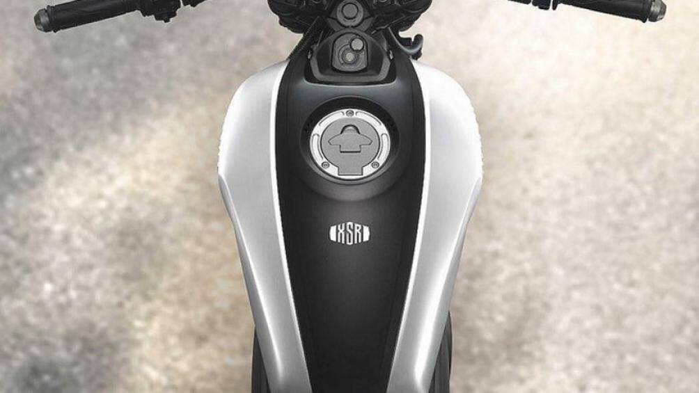 Bình xăng cỡ lớn, dung tích chứa 10,4 lít, cặp phuộc trước hành trình ngược và hệ thống phanh đĩa trên cả hai bánh