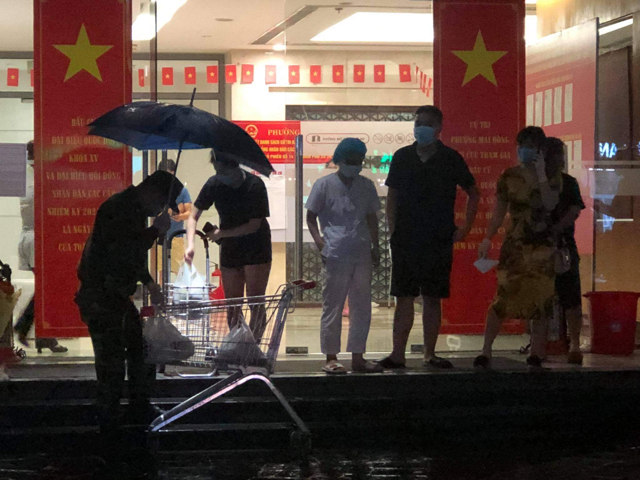 Một số nhu yếu phẩm đã được lực lượng chức năng và người dân cung cấp cho cư dân tòa nhà bị phong tỏa