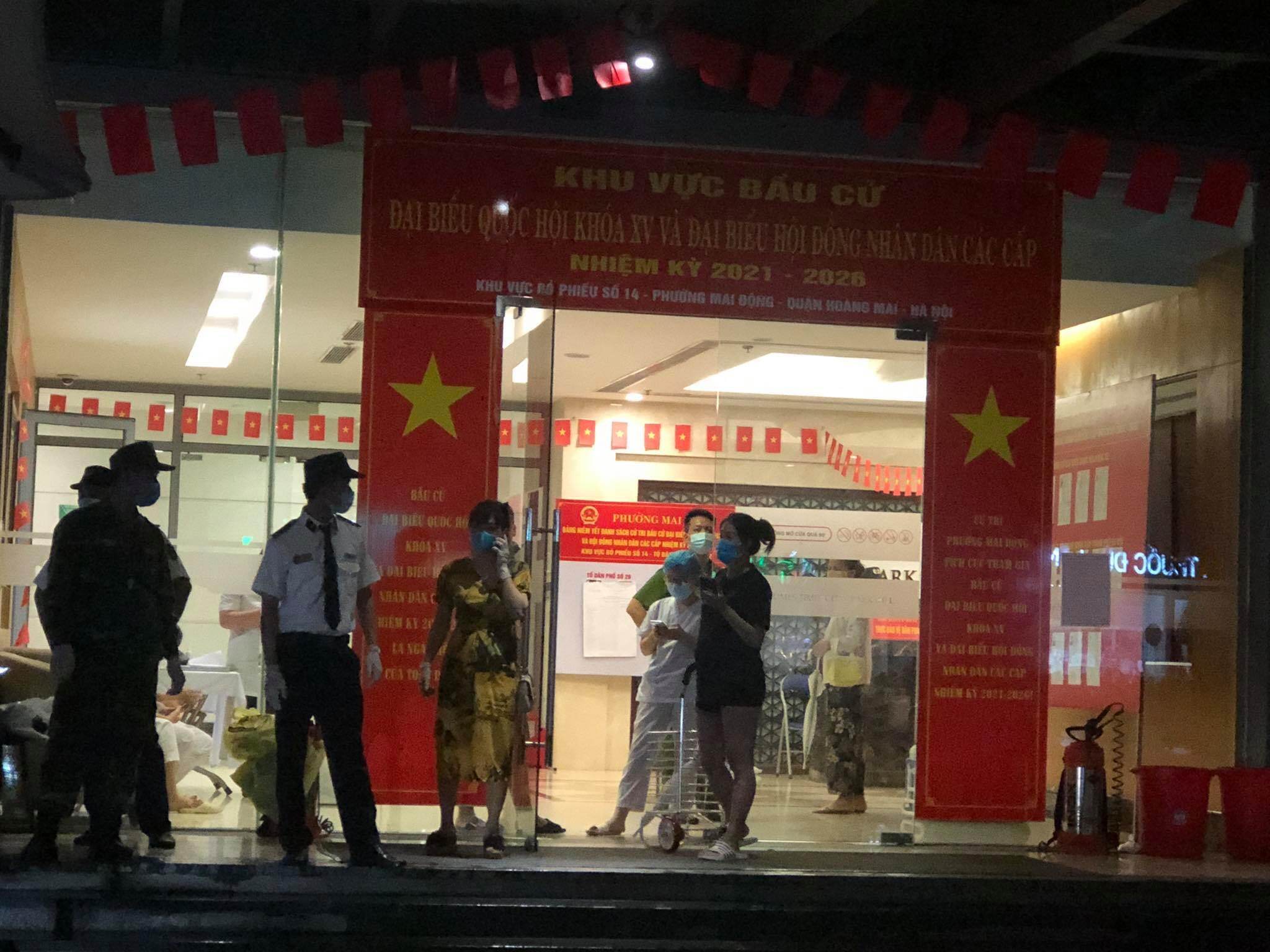 Trạm Y tế phường đã phối hợp với công an khẩn trương truy vết, xác định ngay các trường hợp F1, F2 liên quan đến ca bệnh để lấy mẫu xét nghiệm và cách ly y tế theo quy định, ngăn chặn dịch lây lan trong cộng đồng.