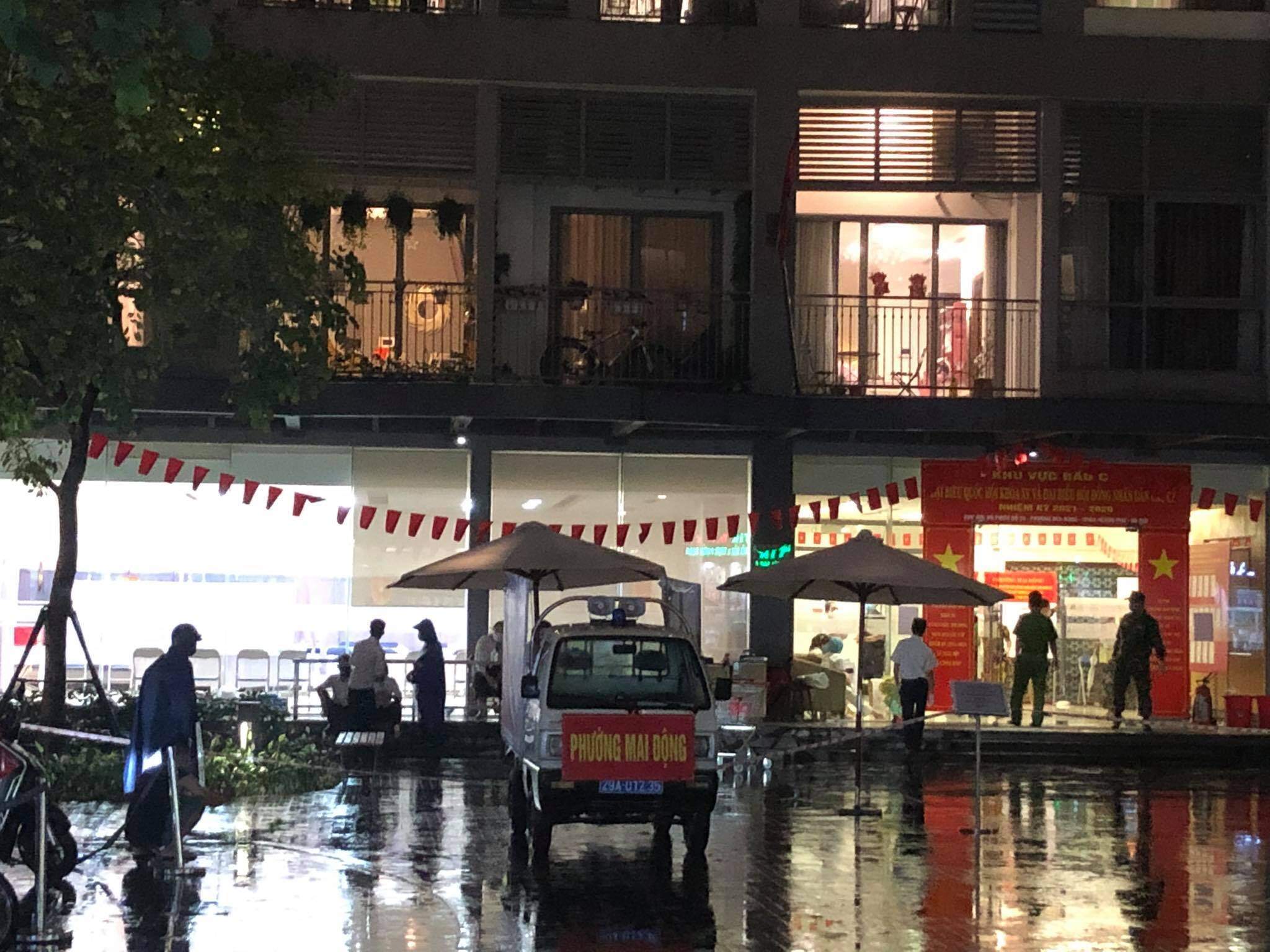 Tối nay (22/5), ông Trương Quang Việt, Phó Giám đốc phụ trách Trung tâm Kiểm soát bệnh tật (CDC) Hà Nội cho biết, một cháu bé sinh năm 2018 (người Ấn Độ) cùng mẹ sang thăm bố ở Việt Nam đã được phát hiện dương tính với SARS-CoV-2 sau khi đi khám, xét nghiệm ở Bệnh viện Vinmec.