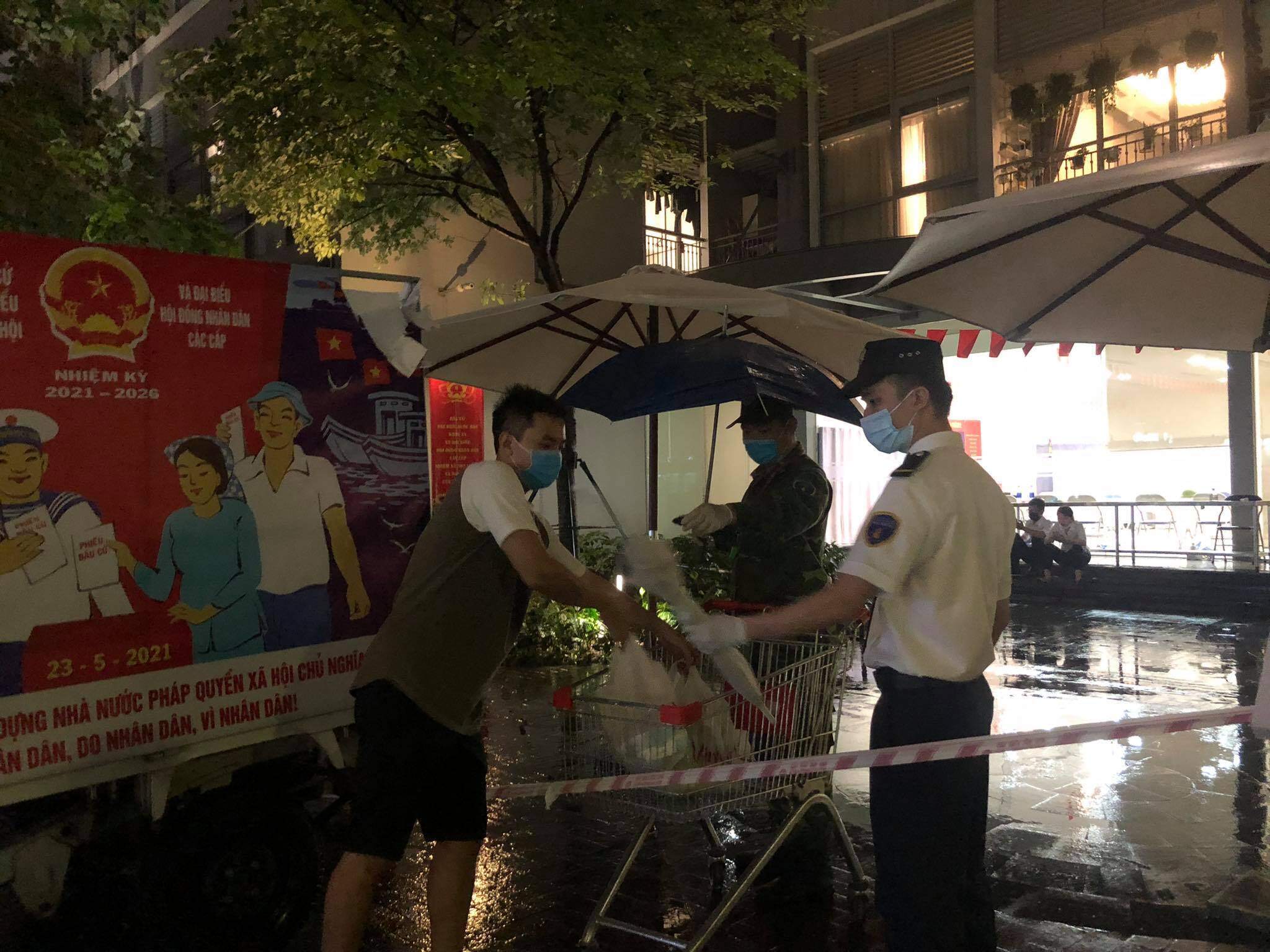 Hiện bệnh nhi được chuyển đi cách ly tại Bệnh viện Bệnh nhiệt đới Trung ương 2.