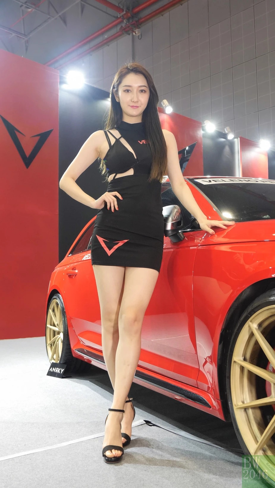 Xuất hiện tại triển lãm ô tô Thượng Hải, người mẫu đã thu hút không ít sự chú ý của khách tham quan