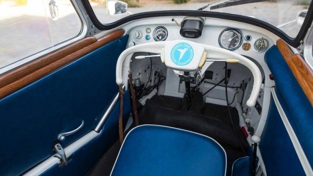 Chiếc xe có những điểm kỳ quặc như vô lăng kiểu máy bay và giá đỡ gắn phía sau trông giống như một hành lý xách tay