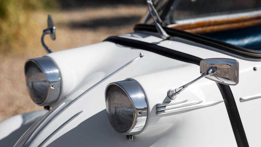 Xe siêu nhỏ hai chỗ ngồi được trang bị gương chiếu hậu hai bên, cửa sổ trượt và mái che bong bóng thủy tinh