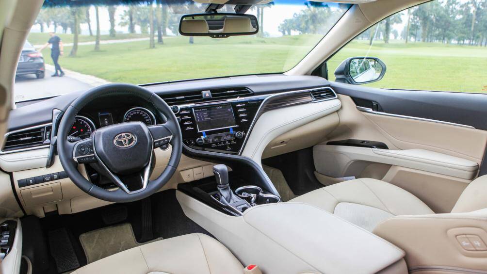 1. Toyota Camry (giá khởi điểm: 24.355 USD)