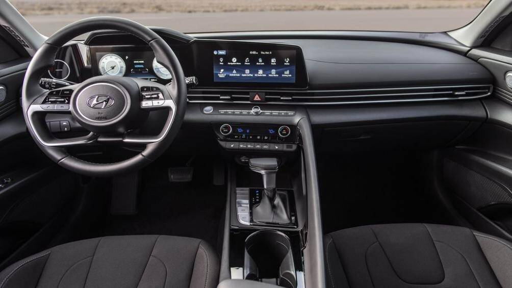 2. Hyundai Elantra Hybrid (giá khởi điểm: 23.550 USD)