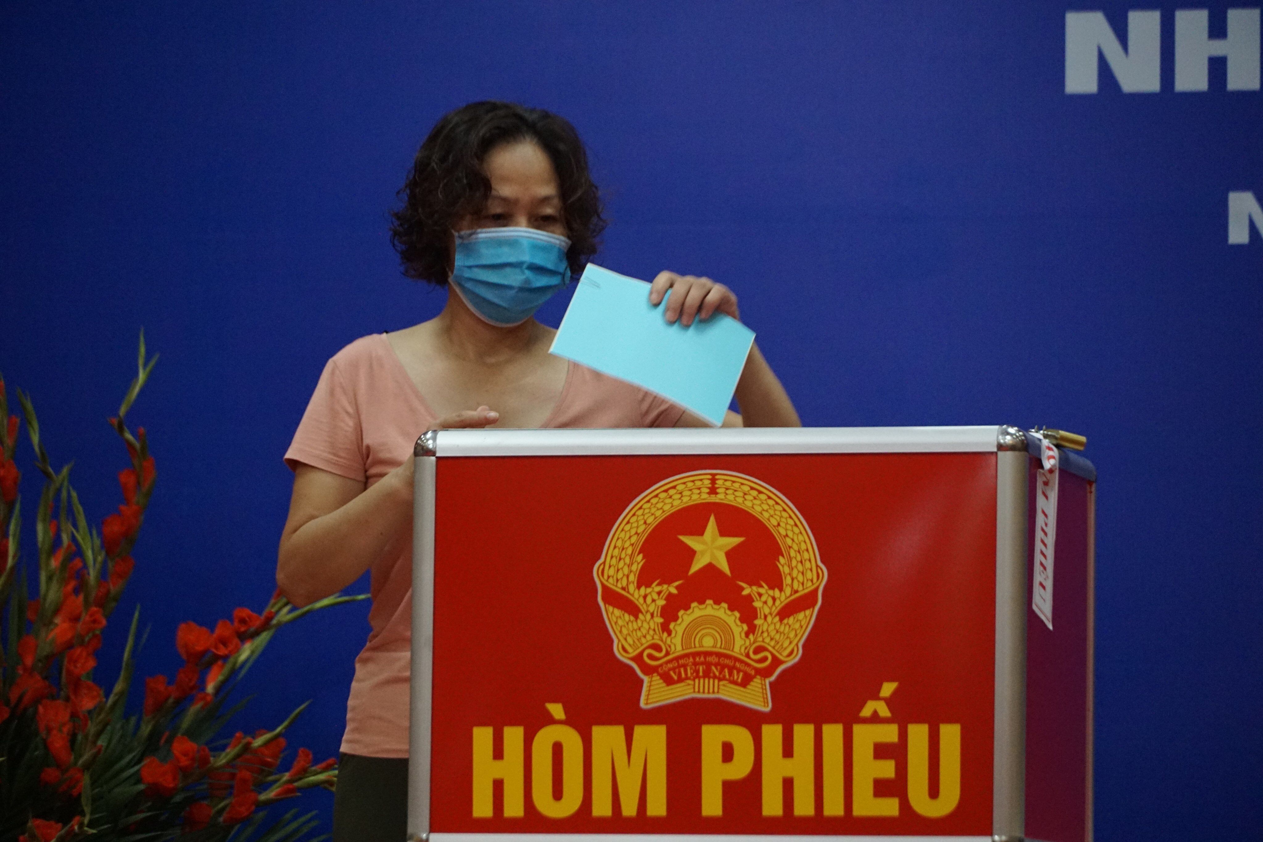 Tiếp đến là những cử tri khác thực hiện hiện thao tác bỏ lá phiếu vào thùng phiếu.