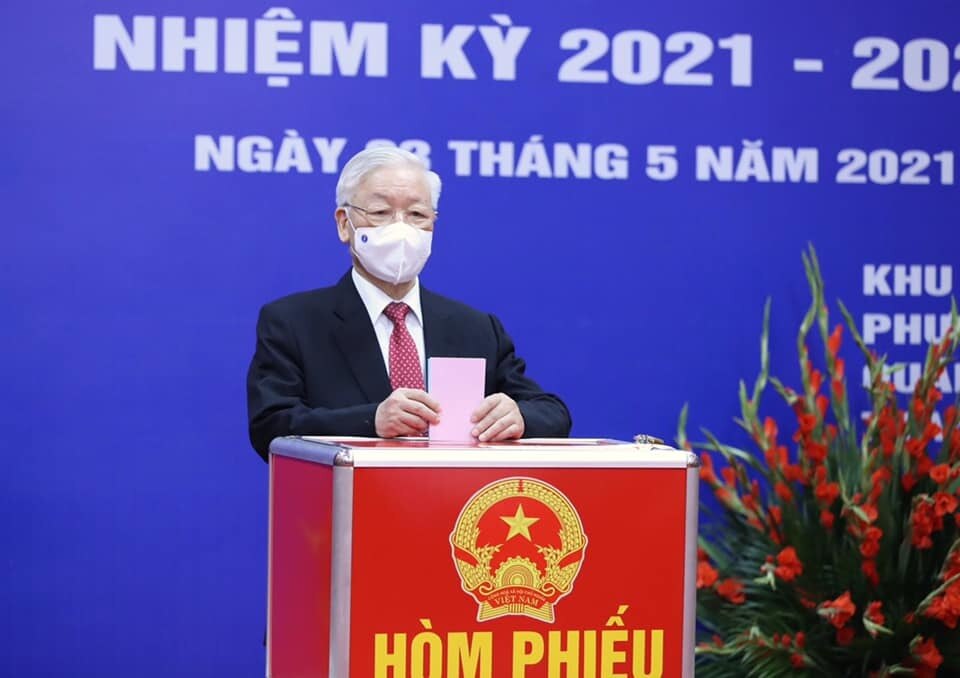 Ngay sau lễ khai mạc, Tổng Bí thư Nguyễn Phú Trọng cùng cử tri bỏ những lá phiếu đầu tiên ở tổ bầu cử số 4.