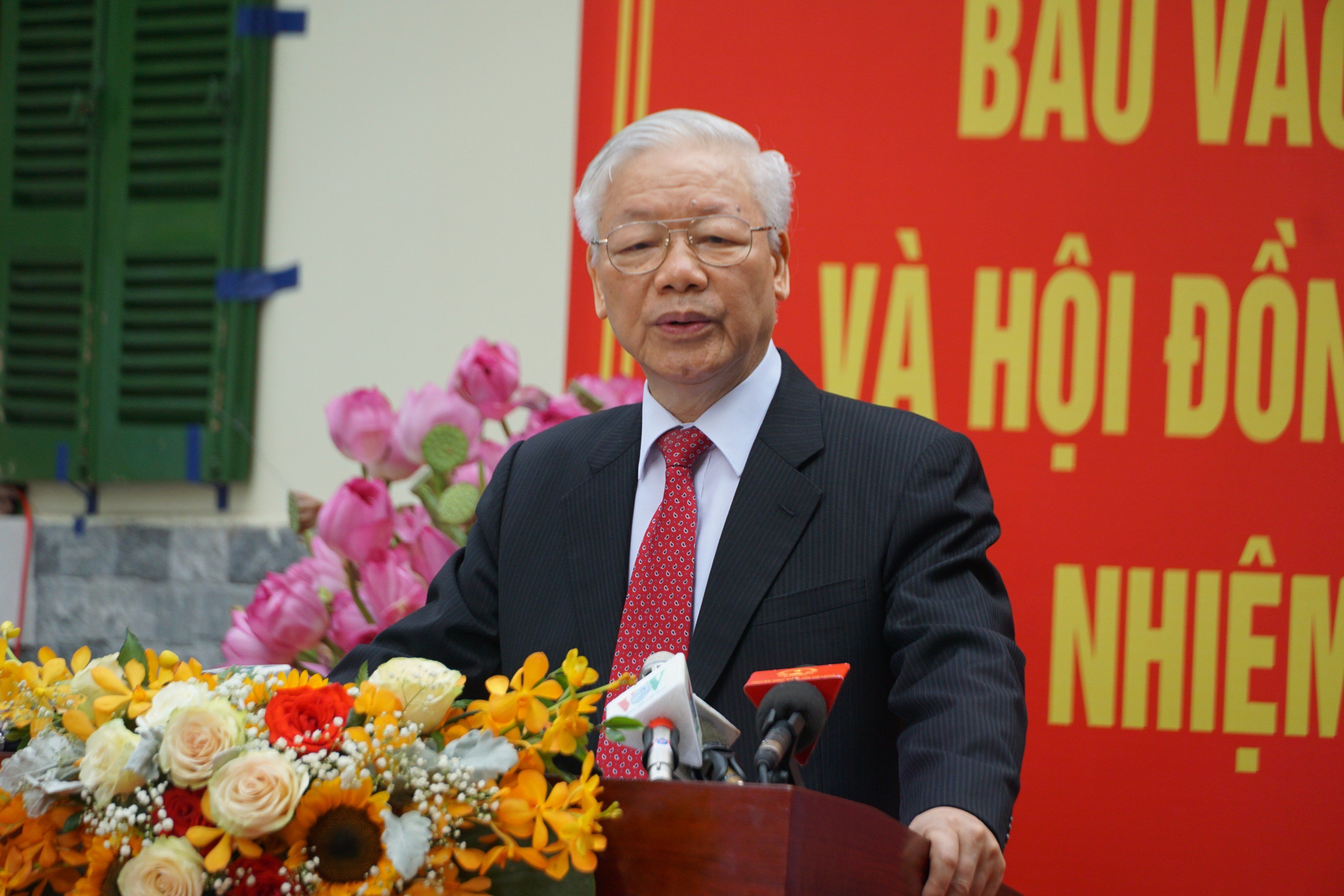 Trả lời phỏng vấn trước đông đảo phóng viên báo chí trong nước và nước ngoài ngay sau khi bỏ phiếu bầu cử, Tổng Bí thư Nguyễn Phú Trọng cho biết, rất vui mừng, phấn khởi và xúc động được cùng với cử tri Thủ đô Hà Nội và cả nước thực hiện quyền và nghĩa vụ công dân của mình, tham gia cuộc bầu cử đại biểu Quốc hội và đại biểu Hội đồng nhân dân các cấp nhiệm kỳ 2021 - 2026.