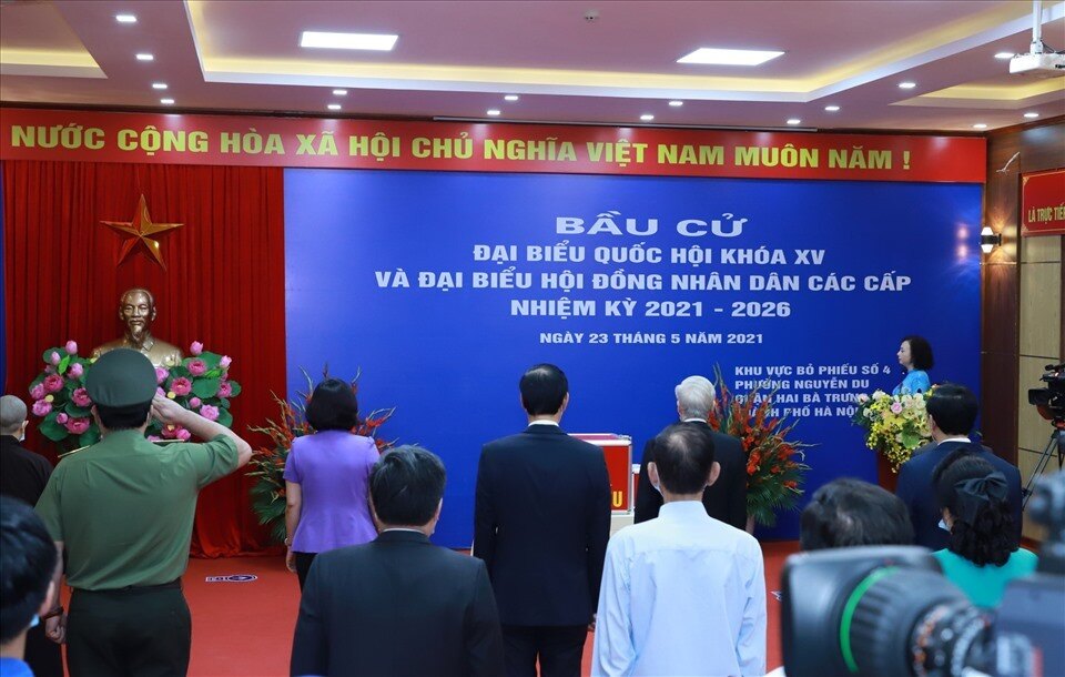 Đúng 6h45, nghi lễ khai mạc cuộc bầu cử đã được diễn ra trang trọng.