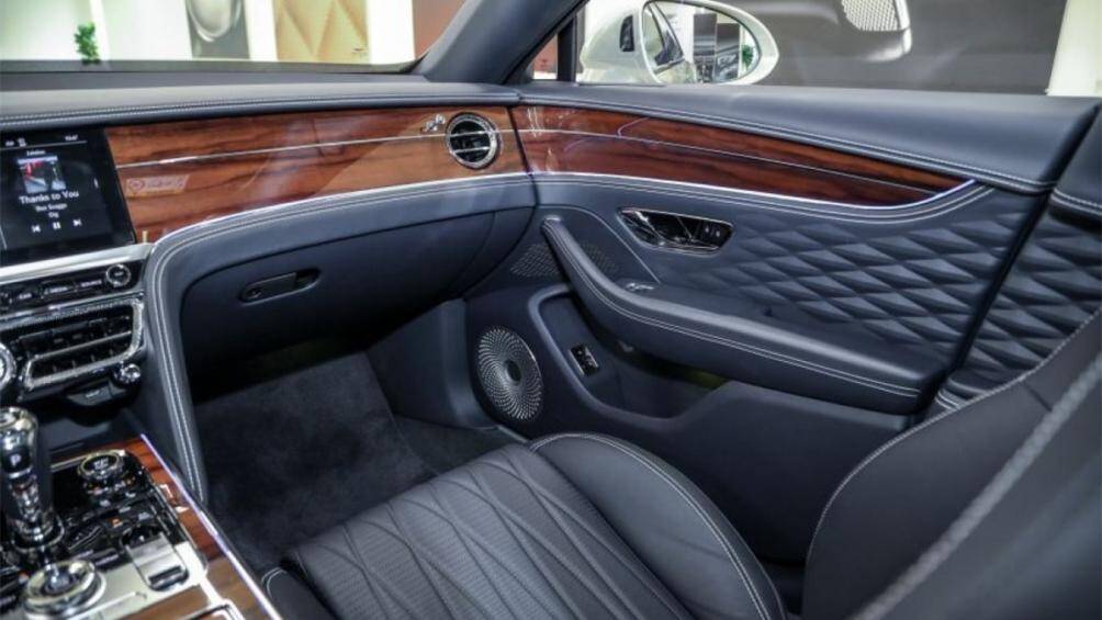 Về mặt trang trí, hiện có tùy chọn gỗ ép lỗ rỗng, được hoàn thiện bởi một lớp sơn mài mờ siêu mỏng chỉ để bảo vệ bề mặt taplo