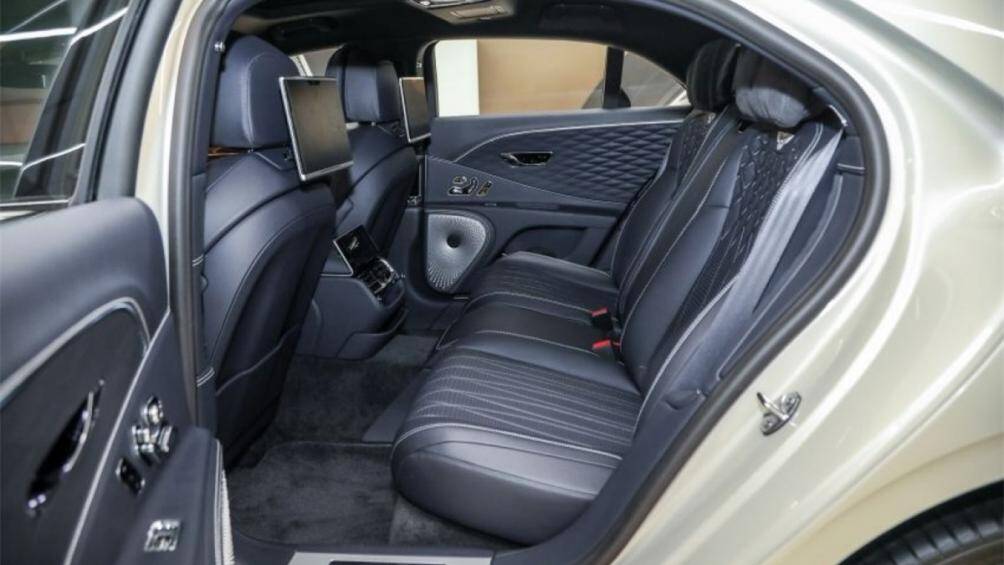 Trong khi đó, lớp sơn mài bóng truyền thống của Bentley có bề dày 0,5 mm và có bề mặt bóng, mịn