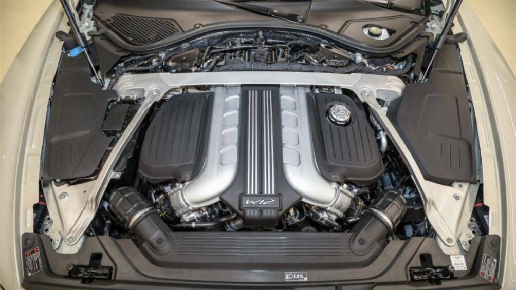 Chiếc Flying Spur được trang bị động cơ W12 twin-turbo 6.0 L hoặc V8 twin-turbo 4.0 L