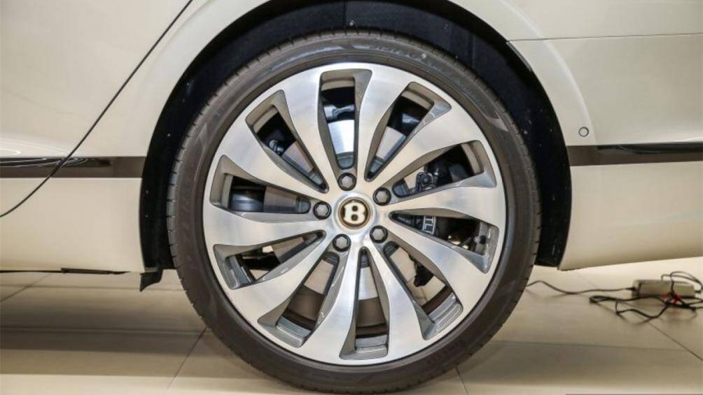 Những tính năng này bao gồm nhận diện biển báo, mở cốp rảnh tay, tính năng bảo vệ mở rộng, camera quan sát từ trên cao...