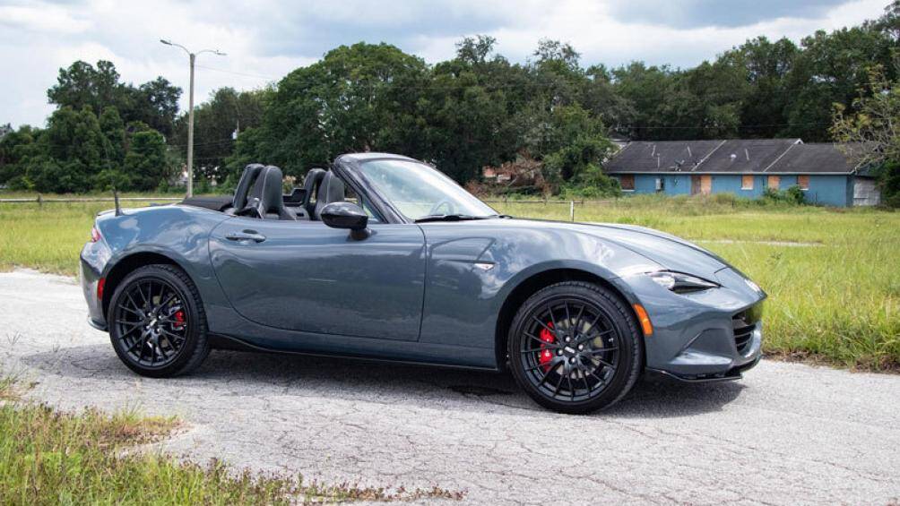 3. Mazda MX-5 (giá khởi điểm: 33.045 USD)