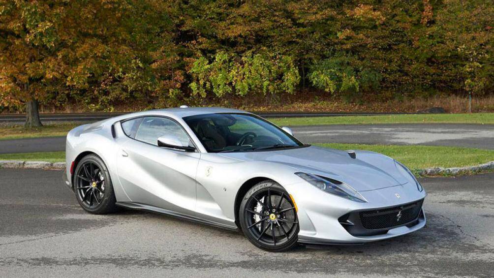 7. Ferrari 812 Superfast (giá khởi điểm từ 316.300 USD)
