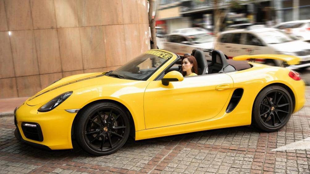 Chiếc xe được nữ MC mua vào đầu năm 2021. Porsche Boxster thế hệ mới được cô lựa chọn là màu vàng (Racing Yellow)
