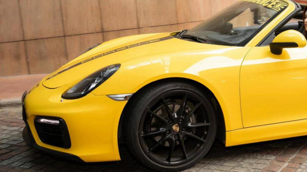 Porsche Boxster đời mới cũng nhận được nhiều tinh chỉnh như hốc gió ở cản trước chỉ còn một nan, đèn pha và đèn hậu được thiết kế lại thể thao hơn