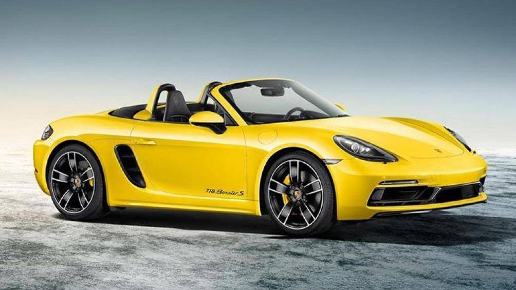 Porsche Boxster sử dụng động cơ đối đỉnh, 6 xy-lanh, hút khí tự nhiên, dung tích 2.7L, cho công suất 265 mã lực, hộp số ly hợp kép 7 cấp PDK