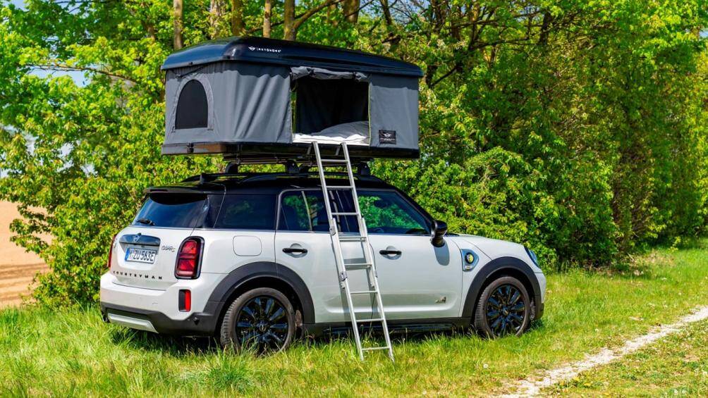 MINI Cooper SE sở hữu dung tích khoang hành lý có thể mở rộng từ 211 lên 731 lít sau khi gập hàng ghế sau xuống