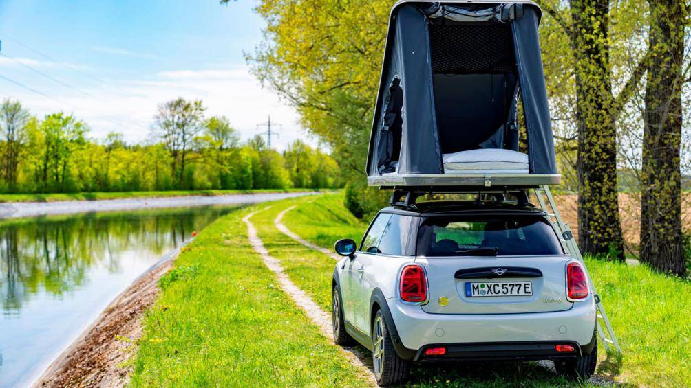MINI Cooper SE cũng có thể được lắp đặt phần lều trên nóc. Vì là một mẫu xe điện nhỏ gọn nên chiếc xe vẫn đảm bảo được tính khí động học khi vận hành