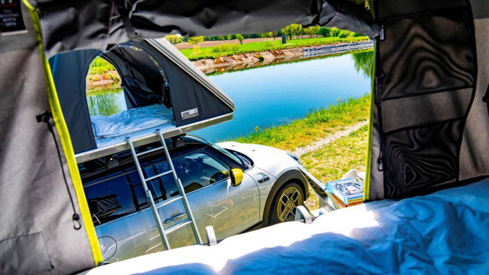 Hệ thống lều trại trên nóc xe có thể được kích hoạt dễ dàng. Sau khi gỡ bỏ các hệ thống chốt an toàn, cấu trúc lều sẽ tự động nâng lên với sự trợ giúp của lò xo khí