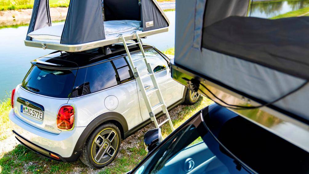 Bên trong lều được bày trí với hai chỗ ngủ thoải mái. Vào mùa hè nắng nóng, các cửa sổ của lều có thể được cuộn lại và có cả lưới chống muỗi