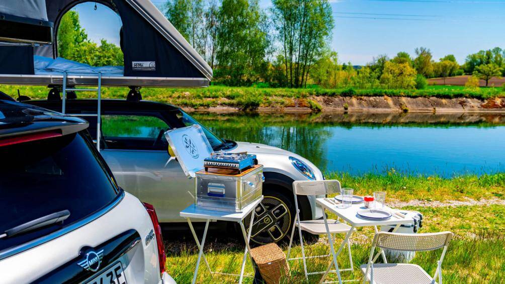 MINI Cooper SE Countryman ALL4 với cấu hình 4 cửa, năm ghế ngồi có thể mở rộng thể tích khoang hành lý từ 405 đến 1275 lít