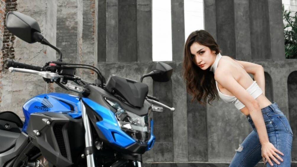 Hệ thống đèn pha LED được tùy chỉnh từ đầu tới cuối, bắt mắt hơn, có hệ thống đèn tín hiệu dừng khẩn cấp