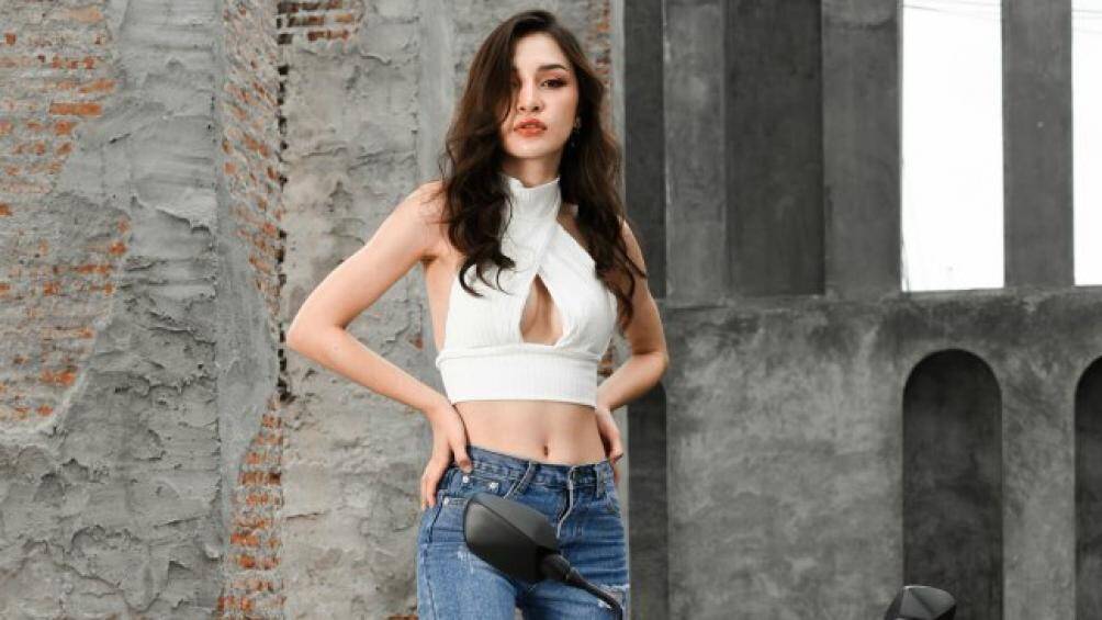 Khoe vai trần và lấp ló vòng 1 khêu gợi