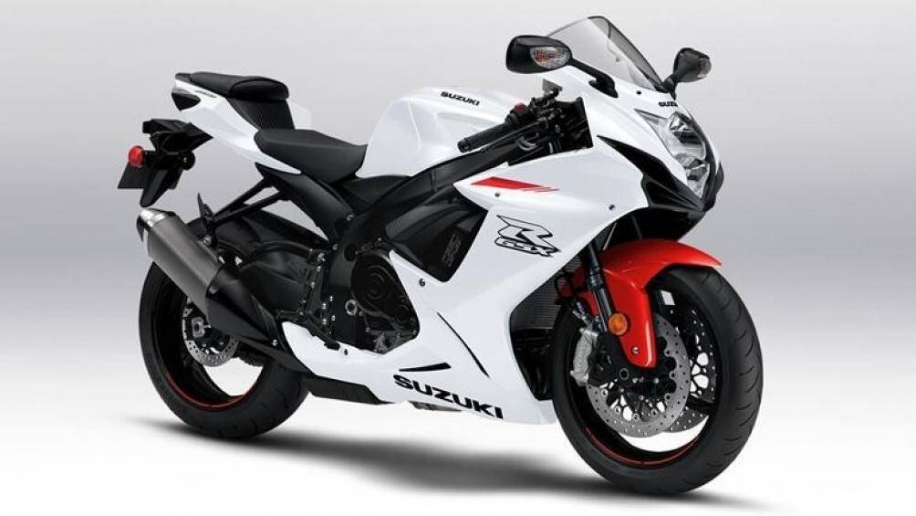 Suzuki GSX-R600 2021 sở hữu bộ tem màu trắng hoàn toàn mới với điểm nhấn chắn bùn trước được sơn màu đỏ