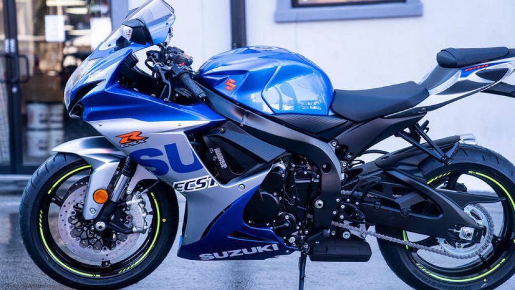 Cùng với đó là phiên bản màu xanh kỷ niệm 100 năm giống với mẫu xe đua của Suzuki