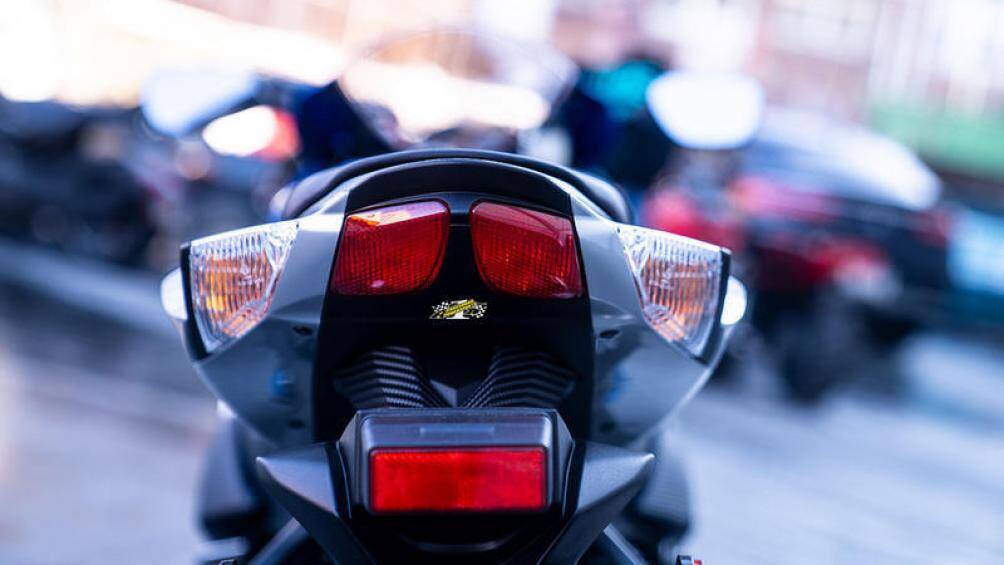 Kích thước lốp cũng khá lớn với lốp trước 120/70-17, lốp sau 190/50-17, tổng trọng lượng xe đạt 187kg, rất tiếc xe vẫn chưa có trang bị phanh ABS