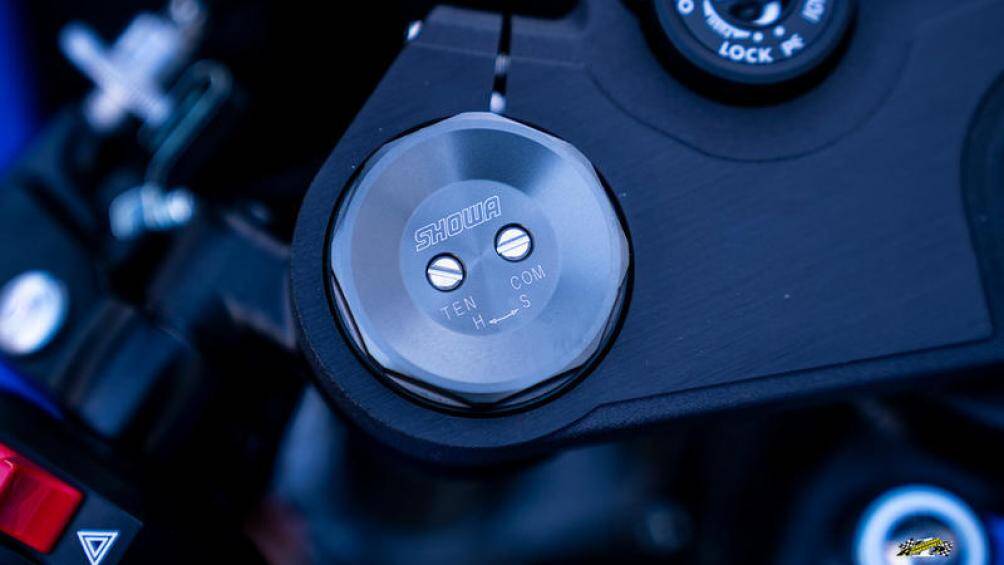 Một số trang bị trên xe như cặp phuộc trước hành trình ngược, phuộc lò xo đơn phía sau. Hệ thống phanh đôi phía trước và đĩa đơn sau, cùng kẹp phanh brembo