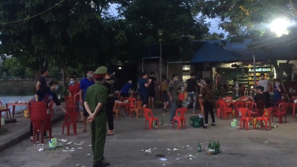 Quán Chiến Diệp bên bờ hồ Goong còn kê bàn ghế khắp nơi, lấn cả vào Công viên Nguyễn Tất Thành để khách ngồi uống bia. Chủ quán không tổ chức thực hiện giãn cách cho khách.