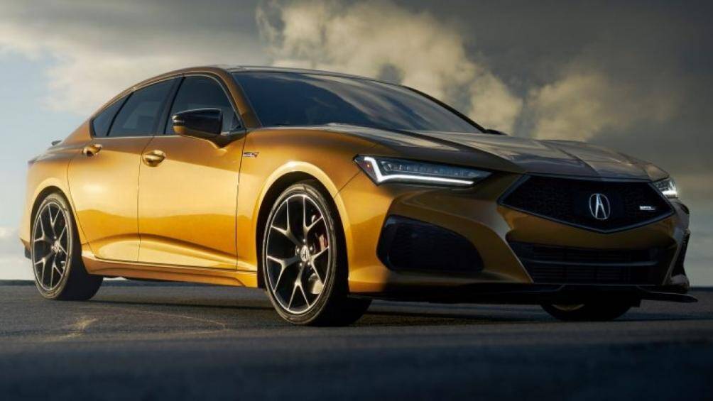 Về ngoại thất, Acura TLX Type S có vẻ ngoài hầm hố, với cản trước năng động, có viền dưới cắt gió, khe hút lớn và lưới tản nhiệt Acura độc đáo