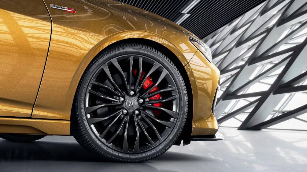 Phía trước xe còn có đĩa phanh lớn với kẹp Brembo 4 piston. Nếu chi thêm 800 USD, khách hàng có thể sở hữu bánh mâm 5 chấu kích thước 20 inch